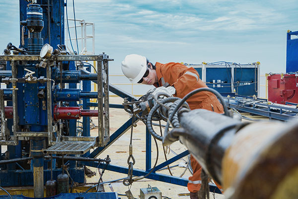 oil-drilling-rig-head-worker